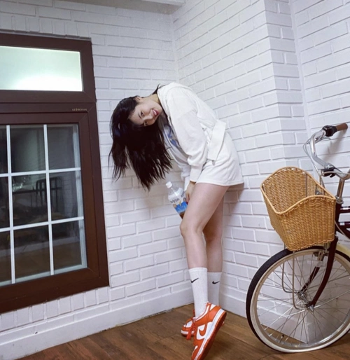 金泫雅下衣失踪秀性感 双腿大开姿势豪放笑容甜