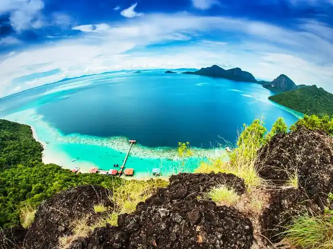 马来西亚美丽的大自然,bohey杜朗岛,蓝色的大海 壁纸 - 2560x1920