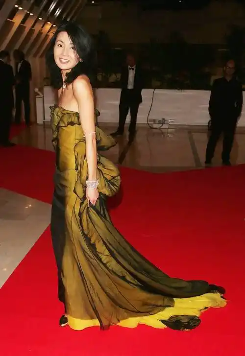 2007年张曼玉作为评委身穿givenchy高定礼服出席戛纳电影节闭幕式,被