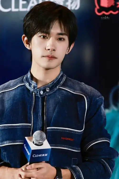 易烊千玺破洞针织内搭