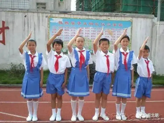 校服——上装都是衬衣,男生是黑色长裤,女生过膝黑色短裙,那是90年代