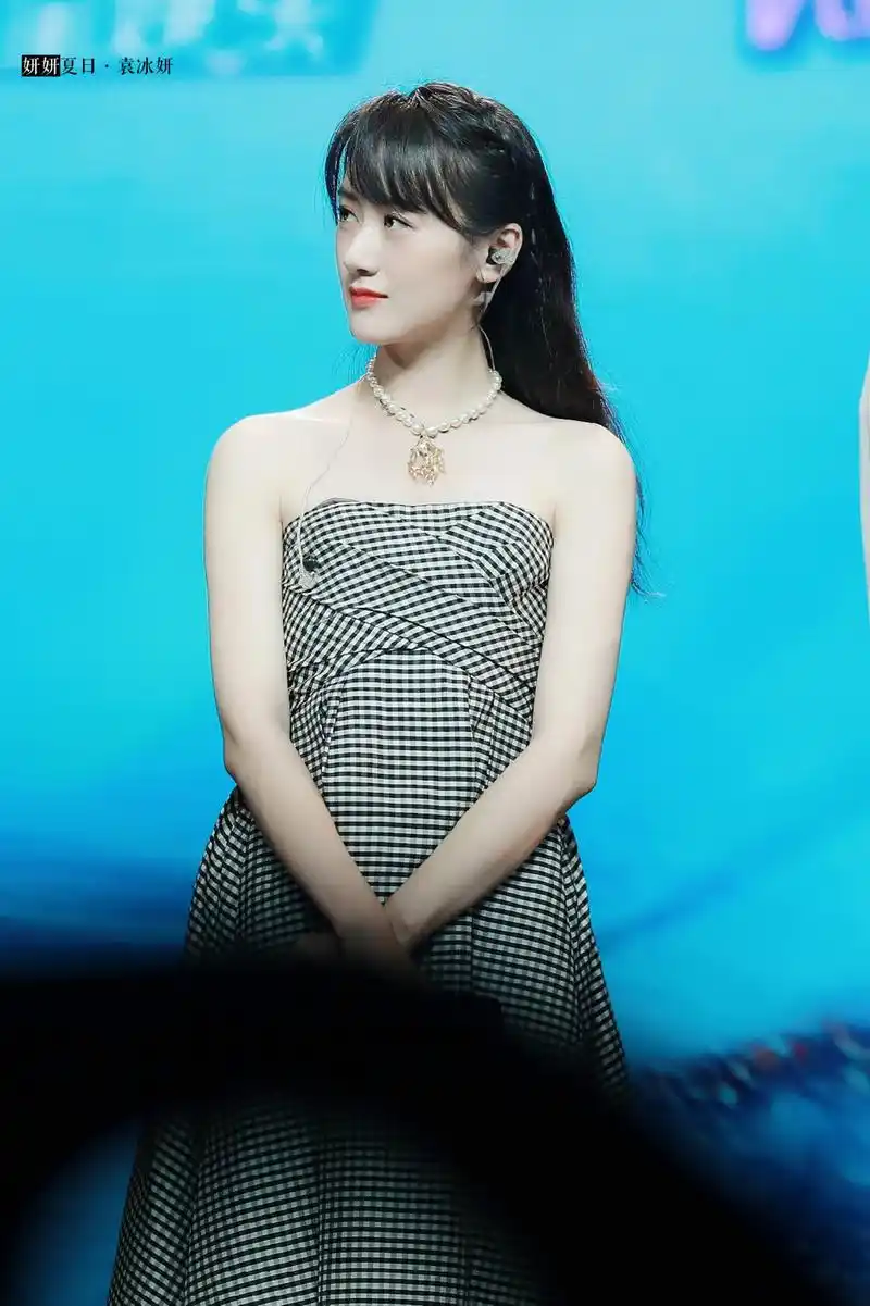 袁冰妍身着dior2020早秋复古格纹连衣裙,经典优雅