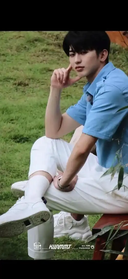 蔡徐坤奔跑吧小白鞋白袜