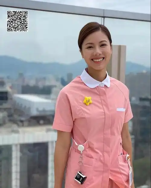 星空下的仁医演斯文护士的伍乐怡现实身材火辣被封民选港姐冠军