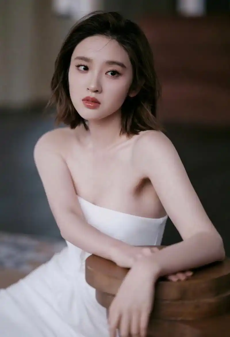 唐艺昕,一袭纯白抹胸裙,光脚丫轻踏云端,简直是美得不食人间烟火!