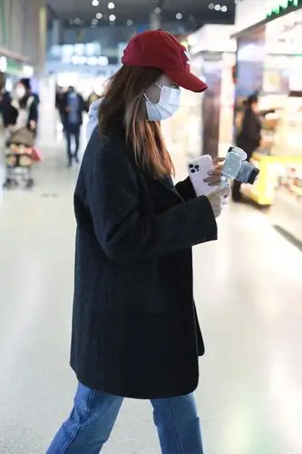 要复出?张子萱圣诞节亮相机场 大方朝镜头挥手