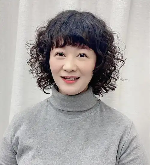 解锁60岁女性新发型轻松驾驭年轻与时尚