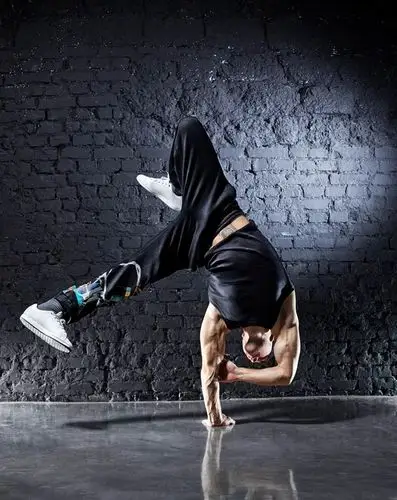 breaking总体来说需要大量的腰部力量和手臂力量,几乎大部分动作都要