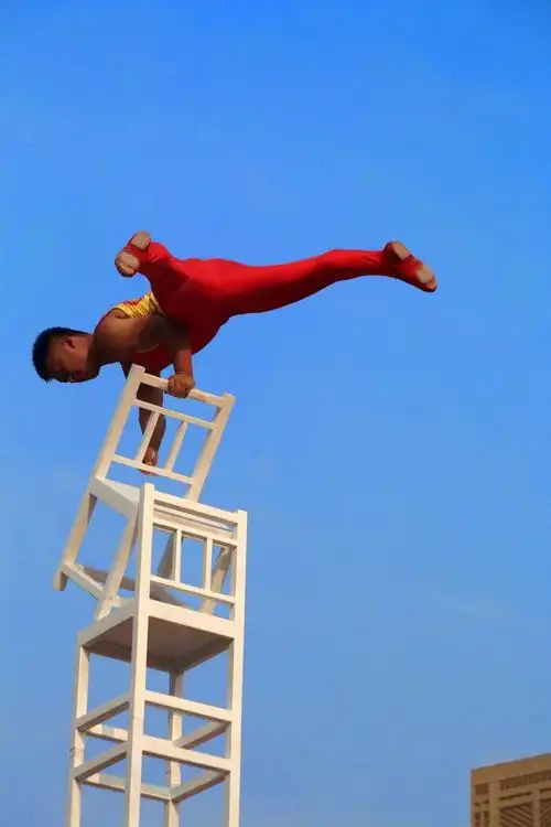 世界吉尼斯纪录濮阳籍杂技演员刘振奇表演的—高空叠椅!