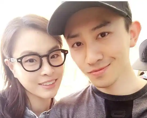 吴敏霞晒男友亲密合照:感谢支持