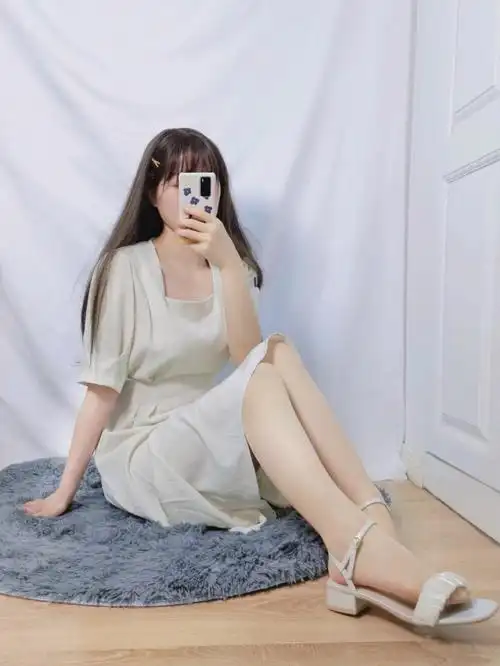 今天是白色搭配这条白裙子垂感很好显瘦显高高跟鞋真的很羡慕跟的高度