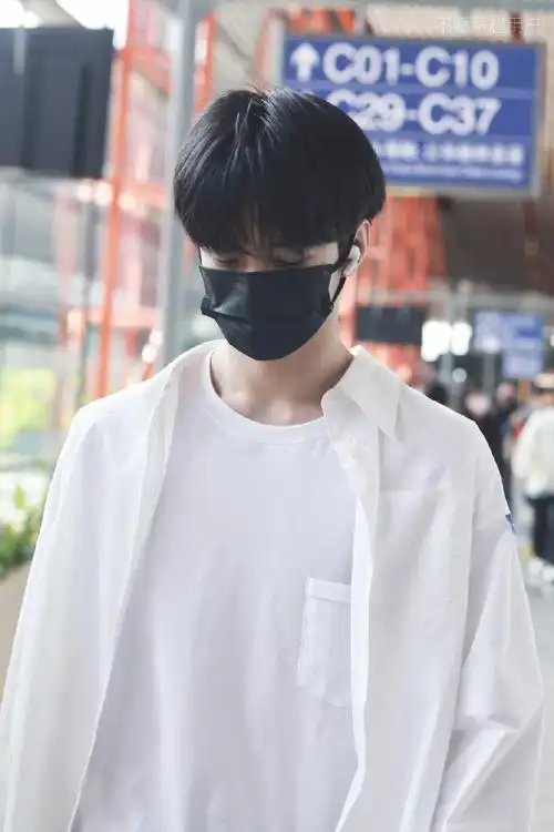 时代少年团机场照#刘耀文今日机场照9615白衬衫白t搭配牛仔裤