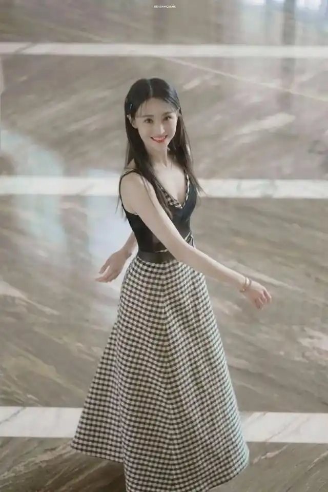 谁说娇小女生只能甜美看郑爽私服穿搭展现多重人格魅力