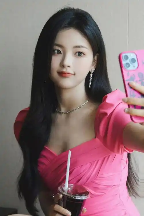 女星杨超越时尚合集:艳压群芳,姣美靓丽