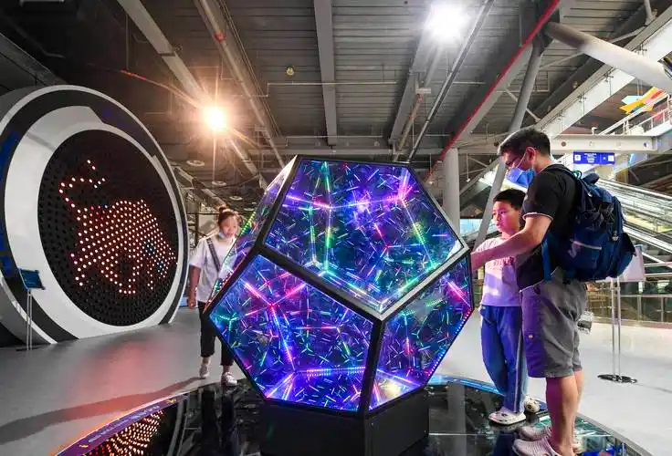 近日,以"智慧·互联"为主题的南京科技馆"信息与技术展厅"对外开放,共