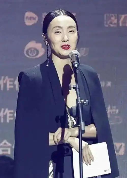 50岁陶虹怎么老成这样素颜眼窝凹陷皮肤蜡黄和路人大妈没差别