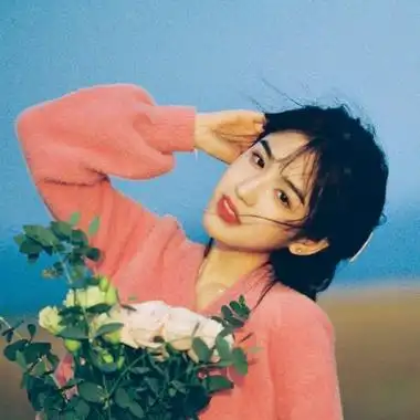 女生捧花头像高清唯美甜美的女生手捧玫瑰花头像图片