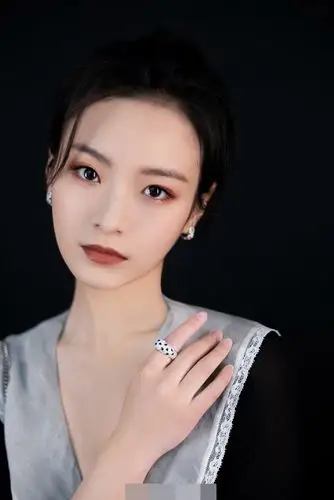 李庚希红毯造型水平暴风增长!怎么就从小女孩变成成熟大美女了呢