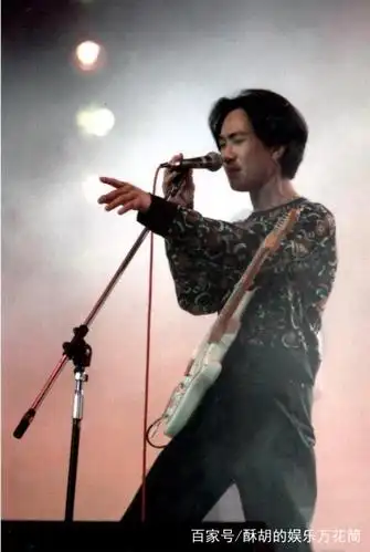 薛之谦演出掉下舞台!重视演出安全,切勿让黄家驹的悲剧再重演