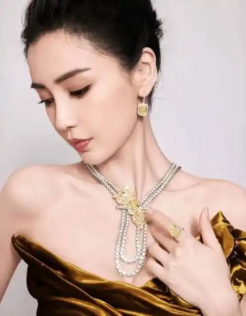 杨颖新造型珠光宝气十足,佩戴9位数黄钻项链,尽显女神高贵气质!