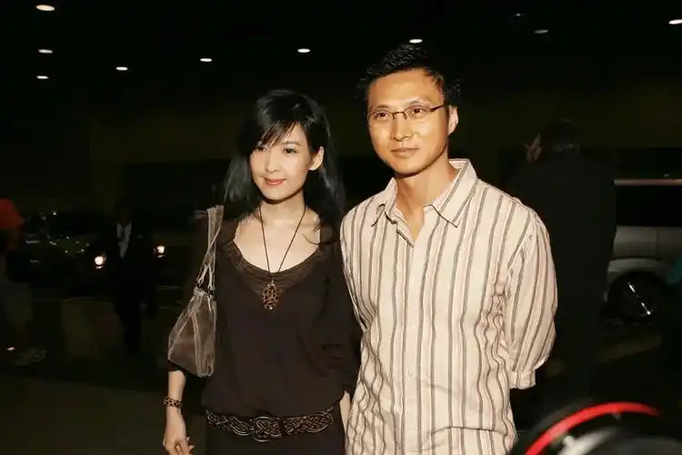 在公开活动中,她透露丈夫倪震每次都会送她心意卡,这些小小的心意卡