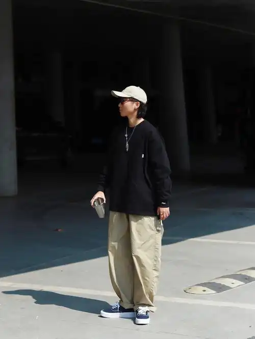 非常挺,黑色也很百搭不出错,下身搭配一条卡其色工装裤和帽子颜色呼应