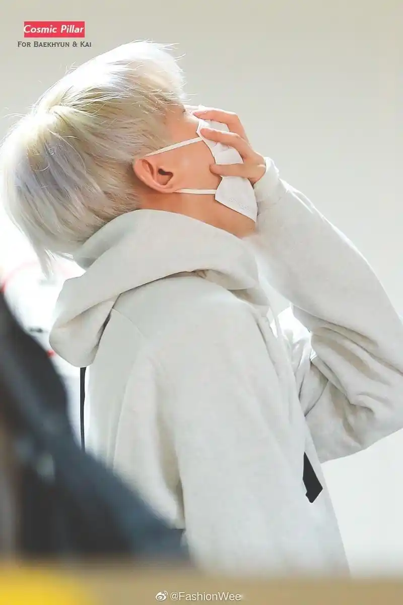 边伯贤一头白发现身机场,这是什么神仙颜值,咱们也不知道咱也不敢问