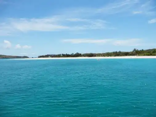 蓝天白云蓝色大海的海景