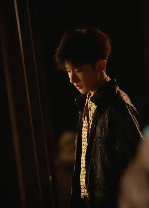 王源酷帅养眼时尚写真图片