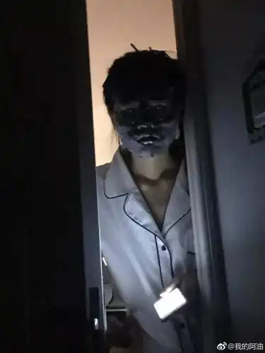 媳妇大半夜敷面膜那场面老惊悚了
