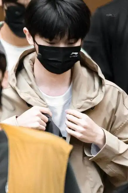 马嘉祺今日份我的岛录制路透,顺毛乖乖模样发型连帽外套穿搭,完美理想