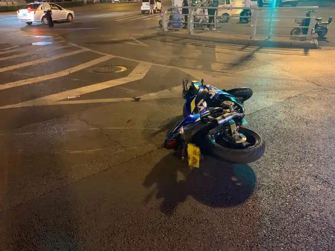 济南交警:驾驶摩托需谨慎 切忌夜间抢路行