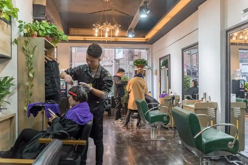 弋阳这家理发店要火!开业就这样送福利,洗剪吹仅需9.9元!