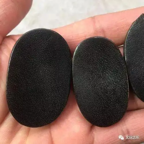 蹄子可以做成各种形状的平安无事,这满满的鱼子纹有点冒充犀角的赶脚