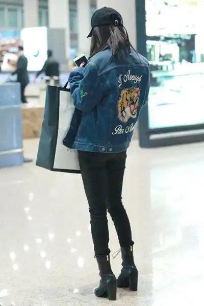 杨幂机场街拍示范 破洞牛仔裤潮范儿十足