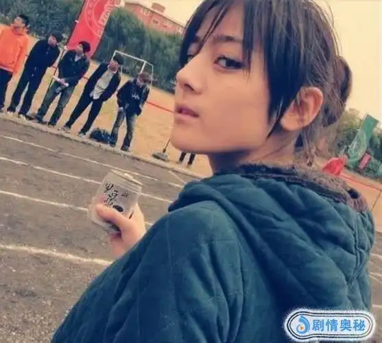 迪丽热巴被爆上学无人敢追,曝出学生照片后,网友:要我肯定追