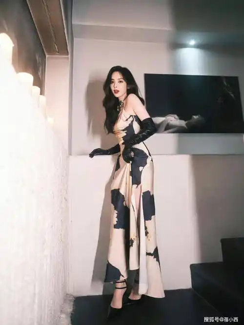 古力娜扎穿上一条红色的亮片连衣裙秀出性感美背,惊艳了四座-爱读书