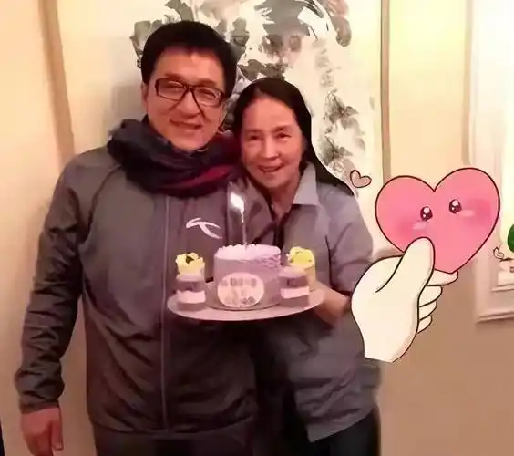 70岁成龙为爱妻庆生显真情老态龙钟难掩心中热血