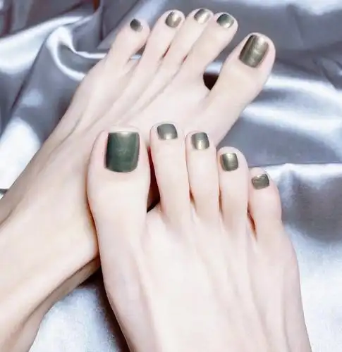 2020款绿色极光显白脚趾甲