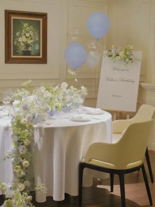 生日宴包间里绽放的冰蓝瀑布桌花