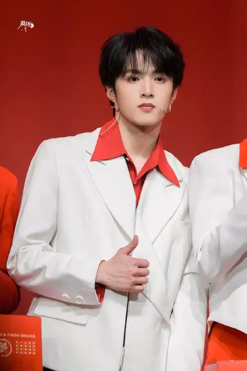 来伊份      标准帅气公式脸  待编辑  #刘耀文第二十条##刘耀文 目光