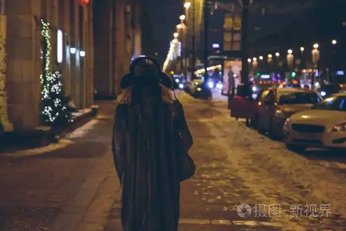 一个女人在夜里走在街上