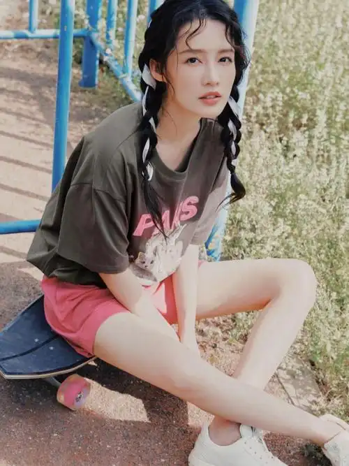 李沁简约蓝莓牛仔裙,浪漫蜜桃粉衬衫,可爱猫咪印花t恤… 扎起娇俏的