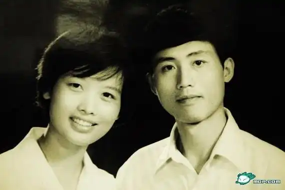 网友晒爸爸妈妈年轻时的老照片组图