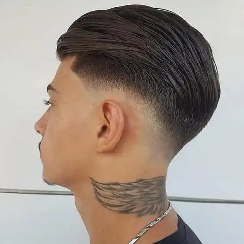 男士背头造型是一款十分大气又略显成熟的男发,也是深受广大男士朋友