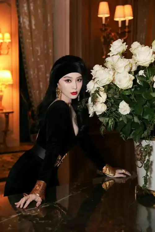 范冰冰化身霸气贵妇闪耀巴黎黑金配新造型如女王大露背更是绝