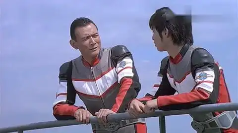 戴拿奥特曼超级胜利队队长好像知道飞鸟就是戴拿奥特曼