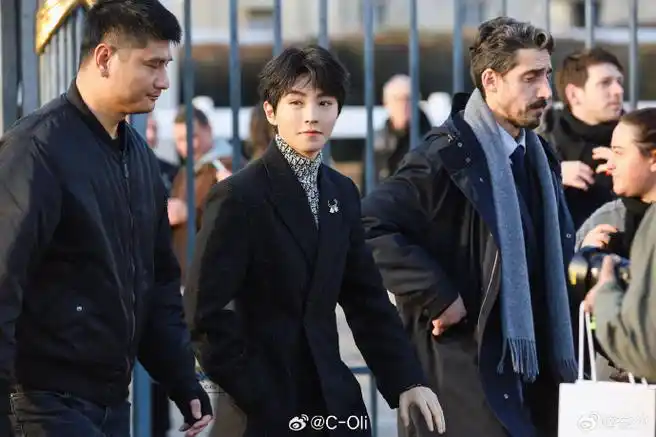 王俊凯被评为时装周最佳街拍造型