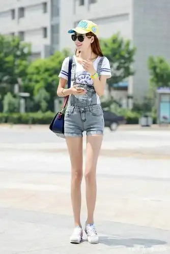 小短裤,大长腿,看看姑娘美不美