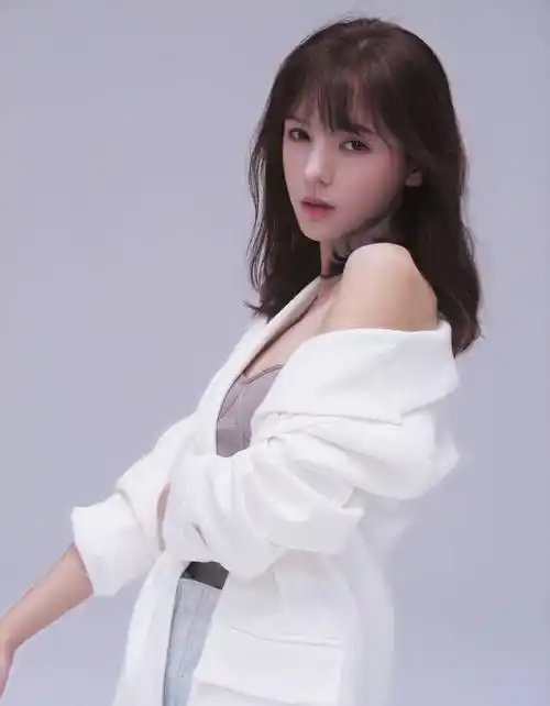 张予曦晒"无表情"自拍,穿白色小西装颜值高,小清新穿搭超好看_陈柏融